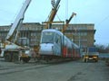 Nakládání prototypu tramvaje Škoda 14T při odvozu z plzeňské vozovny Slovany do Prahy - 10. 12. 2005