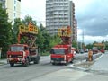 Pět vozidel horního vedení při rekonstrukci trolejového vedení V Heyrovského ulici 29. 6. 2002