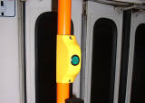 Tlačítko poptávkového otevírání dveří ve voze T3M