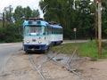 Souprava linky č. 10 na jednokolejné trati projíždí výhybnou 15. 6. 2009