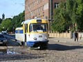 Kropící tramvaj na jedné horší, avška typické kameny zadlážděné trati 9. 6. 2009
