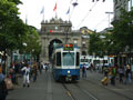Pěší zóna s tramvajovým provozem ve švýcarském Curichu 28. 6. 2013