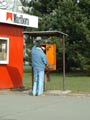 Údržba automatu Merona v zastávce Karla Steinera ve Skvrňanech 10. 3. 2002
