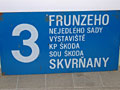 Cedule linky č. 3 provozovaná v letech 1986 - 1990 v trase Skvrňany - Frunzeho (dnes Mozartova) před otevřením druhé poloviny tratě do Bolevce