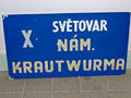 Cedule z linky X v trase Světovar - nám. Krautwurma, kde v roce 1986 při rekonstrukci trati na Koterovské třídě pendlovala souprava T3-PX