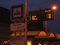 Inteligentní zastávka zastávky Hlavní nádraží ukazuje odjezdy ze Sadů Pětatřicátníků 27. 11. 2015