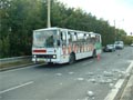 Autobus náhradní dopravy - Karosa č. 387 a rozsypané pozůstatky rozvaděče 8. 8. 2005