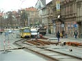 T3M č. 237 jedoucí po provizorní trati podél právě rozestavěné druhé provizorní trati v Pražské ulici 10. 12. 2005