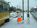 Sněhulákoví dispečeři hlídají dodržování rychlosti přes výhybku na Karlovarské třídě 29. 12. 2005