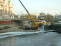 Zamrzlá řeka s mostem U Jána a jeřáb dopravující materiál 28. 1. 2006