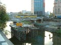 Souprava vozů T3 na polovině mostu U Jána - právě probíhají opravy pilířů 7. 10. 2005