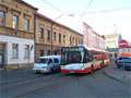 Solaris �. 511 p�i ukon�nov�n� v�luky pokra�uje d�l jako linka �. 2 na Sv�tovar. Zde je zachycen ve Sladkovsk�ho ulici 30. 3. 2008. 
Foto: K. �im�na