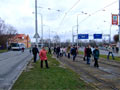 Davy cestujících se hrnuly z autobusů na tramvaj (a i naopak) tou nejkratší cestou. V pozadí jsou vidět i lidé jdoucí po kolejích směrem zastávka Pod Záhorskem 12. 2. 2007