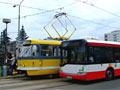 Autobus náhradní dopravy objíždí v zastávce Habrmanova soupravu 206+207 při stávce odborářů 24. 6. 2008
