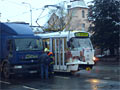 V�z �. 231 po t� co j� do cesty vjel n�kladn� v�z na k�i�ovatce Dobrovsk�ho, Klatovsk� 
18. 12. 2008, foto: M. Kratochv�l