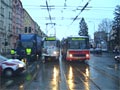 Autobus n�hradn� dopravy proj�d� kolem m�sta nehody na k�i�ovatce Dobrovsk�ho, Klatovsk� 
18. 12. 2008, foto: M. Kratochv�l