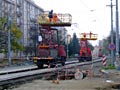 Pracovn�ci horn�ho veden� p�ev�uj� troleje pro provoz na druh� koleji na Koterovsk� t��d� 1. 11. 2008