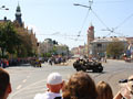 Konvoj historických vojenských vozidel projíždí přes sady Pětatřicátníků 3. 5. 2009