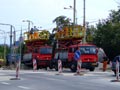 Převěšování troleje nad druhou kolej v křižovatce Karlovarská - Lidická 2. 8. 2009