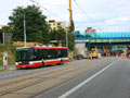 Sor č. 534 se otáčí před mostem na Vejprnické ulici v náhradní zastávce Malesická 15. 7. 2012