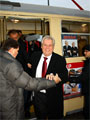 Kandidát na prezidenta Miloš Zeman vystupuje z historické tramvaje T1 č. 121 na náměstí Republiky v Plzni 21. 11. 2012