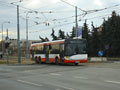 Solaris č. 502 byl nasaten na náhradní dopravě za tramvaj - zde u Mozartovy ulice 20. 2. 2014