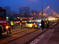 Automobil v kolejišti zastavil tramvaje v Bolevci 9. 12. 2014