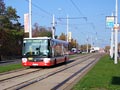 Sor �. 570 jedouc� po tramvajov� trati na Karlovarsk� t��d� v dob� opravy p�ejezd� TT Karlovarsk� - Lidick� 31. 10. 2015