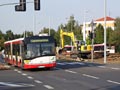 Autobus projíždí kolem rekonstruované trati na Košutce 3. 9. 2016