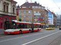 Autobus náhradní dopravy a tramvaj linky č. 1 přijíždí do zastávky Mikulášské náměstí 8. 4. 2017