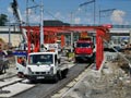 Stavba ochranného rámu přes tramvajovou trať v místě budoucího nového jižního nádražního mostu 26. 5. 2018