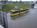 Obojživelná Astra - kolem osmé hodiny ještě zdolávaly tramvaje jezero pod rondelem - 13. 8. 2002 Foto: J. Fiřt