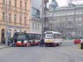 Přestup U Zvonu s tramvaje (T3M 214) na autobus náhradní dopravy 