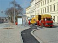Pracovn�c� DP Hradec Kr�lov� dokon�uj� p��st�e�ek na autobusov� zast�vce v sadech P�tat�ic�tn�k� 20. 4. 2004