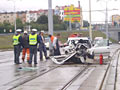 Nehoda na Karlovarsk� t��d� - gumokol�k skon�il na kolej�ch - 12. 9. 2004  
Foto: P. R��i�ka