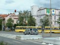 Nový semafor zastavuje při výjezdu tramvaje ze smyčky auta ve směru od Klatov - 19. 6. 2004