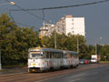 Souprava 217+218 přijíždí do zastávka Macháčkova s bouřkovou oblohou v pozadí 4. 7. 2009