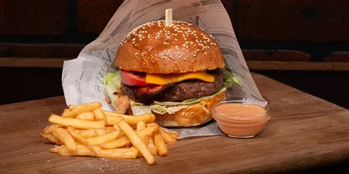 Burger s hranolkami zabalený na cestu